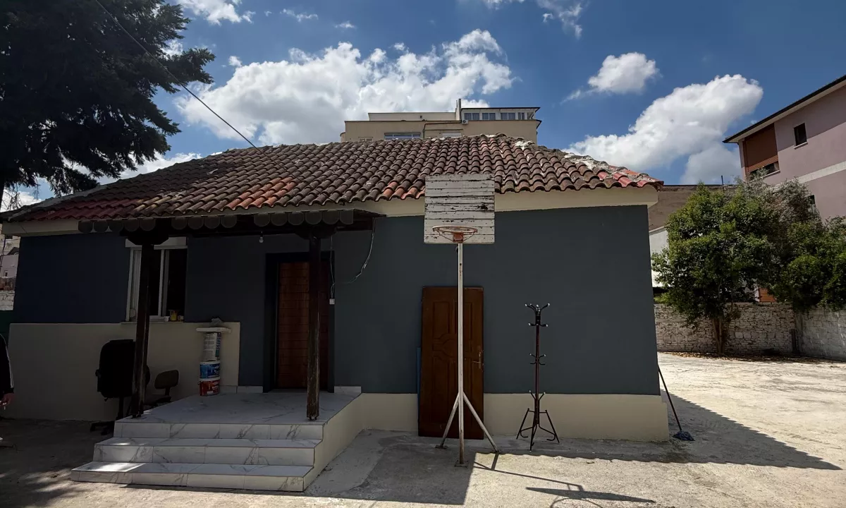 Shtepi me qera Shtepi Private ne Tirane, 2+1, Mobilimi E mobiluar, Pagesa 1,000  Euro.