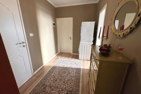 Shtepi ne shitje Apartament ne Tirane, 1+1, Mobilimi E mobiluar, Pagesa 117,000  Euro.