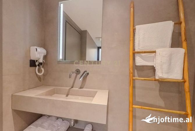 Ambiente Commerciale in Vendita 5+1 a Santa Quaranta - 2,500,000 Euro