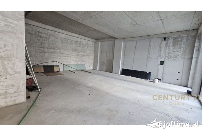 NJESI SHERBIMI NE KOMPLEKSIN SQUARE21       .7,000 Euro /Muaj