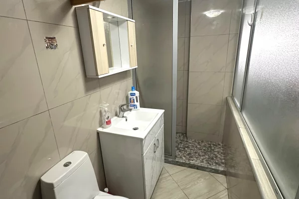 Shtepi me qera Apartament ne Tirane, Garsoniere, Mobilimi E mobiluar, Pagesa 25,000  Leke.