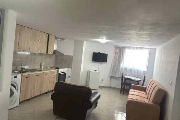 Jepet garsoniere e mobiluar ne katin e1re 