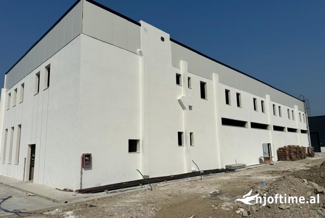 Ambiente Commerciale in Affitto 6+1 a Tirana - 5,000 Euro