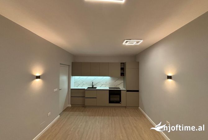 Ambiente Commerciale in Affitto 3+1 a Tirana - 70,000 Leke