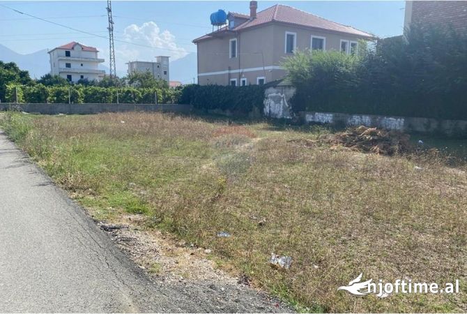 Truall ose Toke ne Tirane - 130,000 Euro