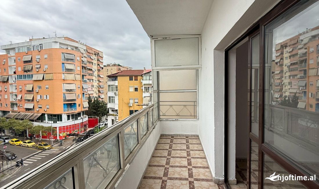 Shtepi ne shitje Apartament ne Tirane, 3+1, Mobilimi Bosh, pa mobiluar, Pagesa 298,000  Euro.