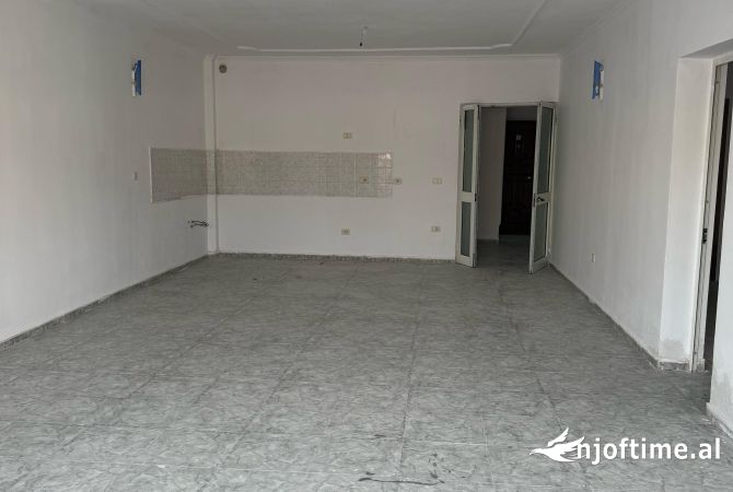Shtepi ne shitje Apartament ne Tirane, 3+1, Mobilimi Bosh, pa mobiluar, Pagesa 298,000  Euro.