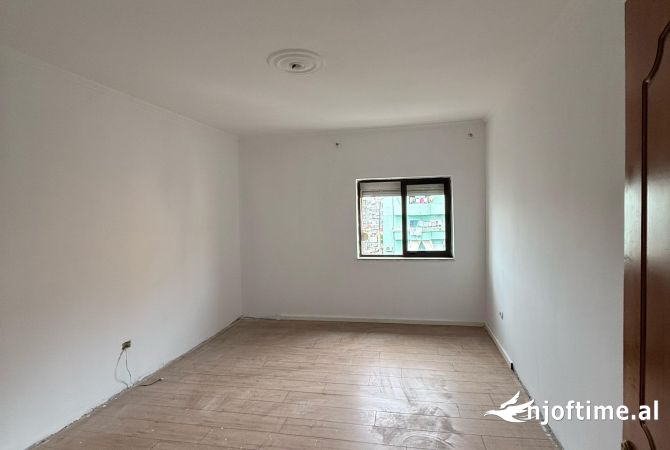 Shtepi ne shitje Apartament ne Tirane, 3+1, Mobilimi Bosh, pa mobiluar, Pagesa 298,000  Euro.