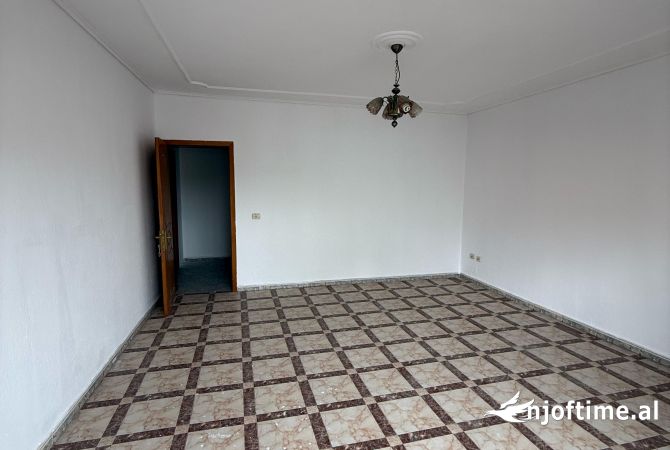Shtepi ne shitje Apartament ne Tirane, 3+1, Mobilimi Bosh, pa mobiluar, Pagesa 298,000  Euro.