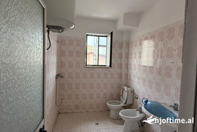 Shtepi ne shitje Apartament ne Tirane, 3+1, Mobilimi Bosh, pa mobiluar, Pagesa 298,000  Euro.
