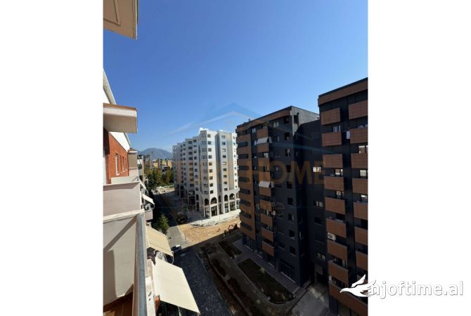 Ambiente Commerciale in Affitto 3+1 a Tirana - 400 Euro