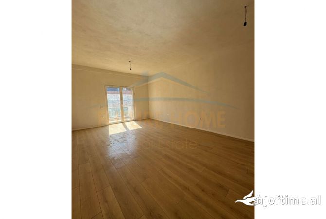 Ambiente Commerciale in Affitto 3+1 a Tirana - 400 Euro