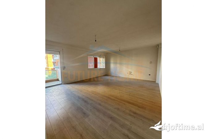 Ambiente Commerciale in Affitto 3+1 a Tirana - 550 Euro