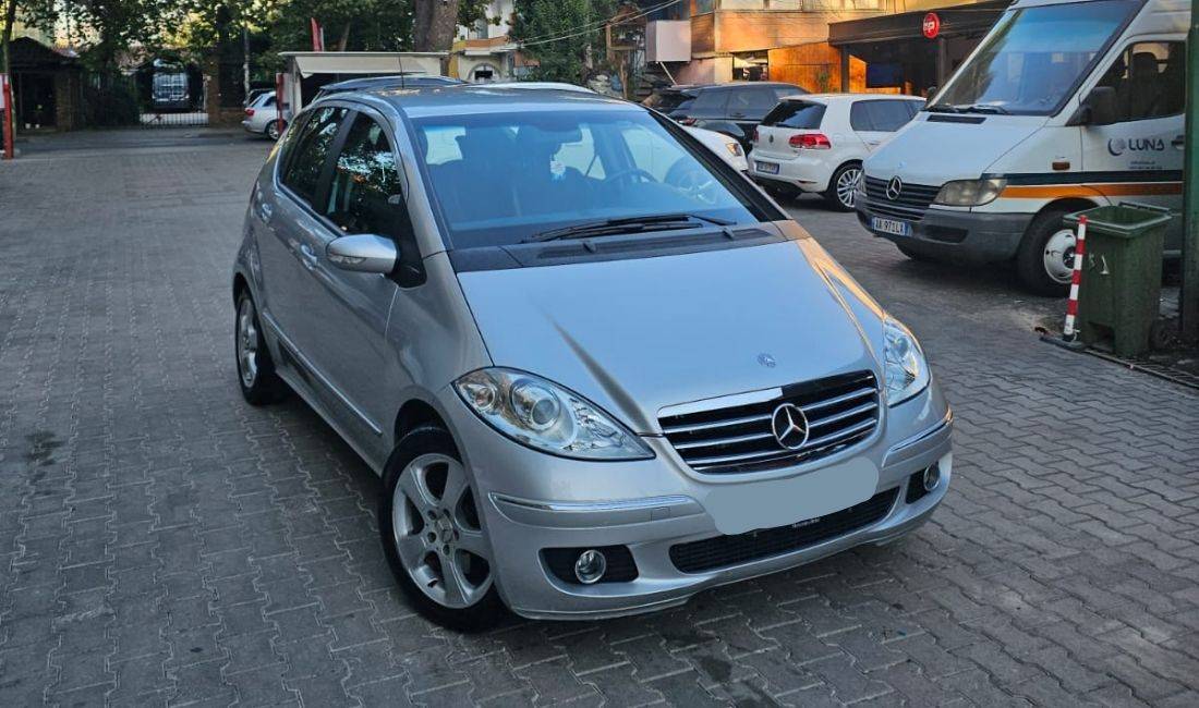  Jepet me qera Mercedes Benz A class duke filluar nga 30 euro dita