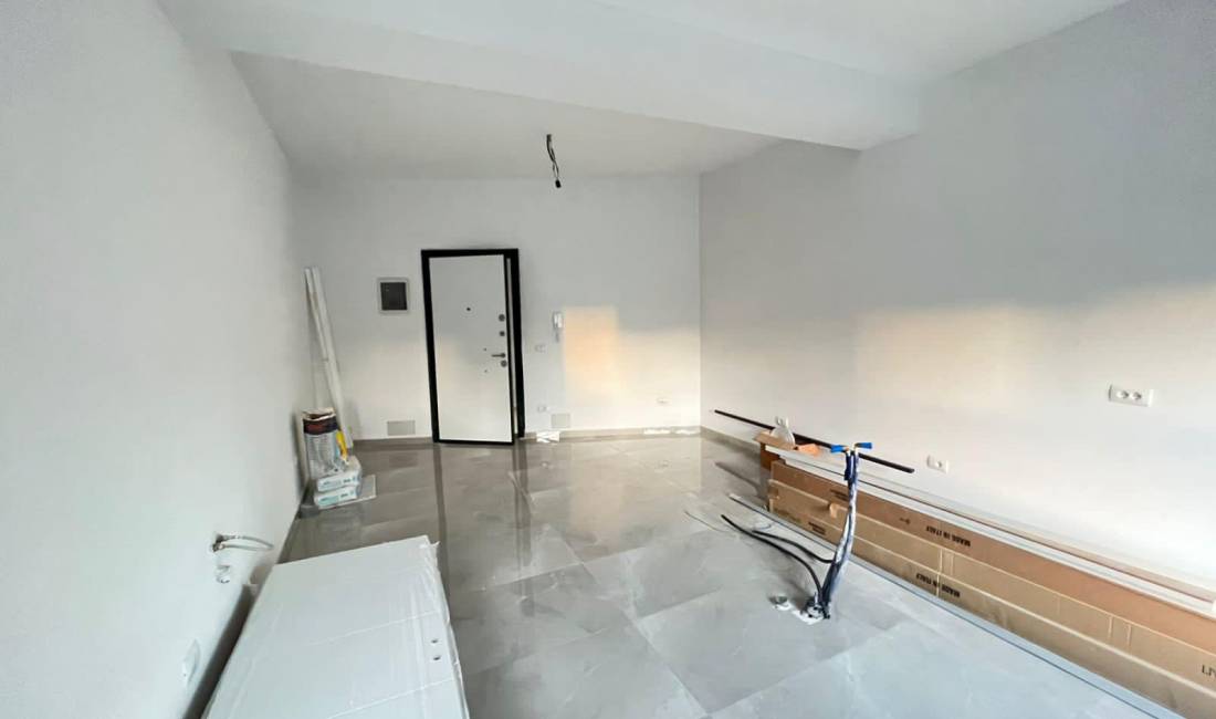 JEPET ME QIRA AMBIENT BIZNESI 36M2 ASTIR TE 2 ROTONDOT 350 EURO