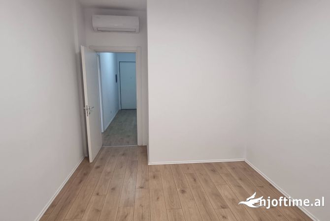 Ambiente Commerciale in Affitto 3+1 a Tirana - 1,400 Euro