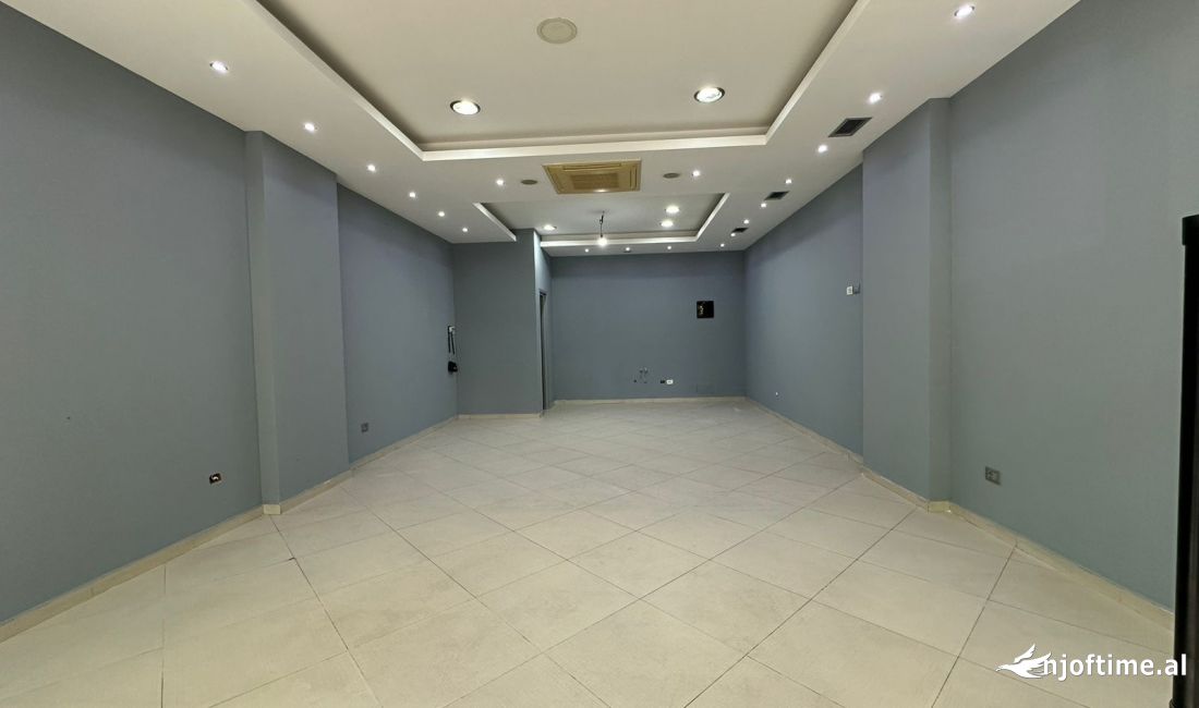 shitet dyqan te komisiariati nr 4 cmimi:2500Euro m2 