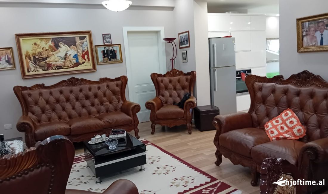 Shtepi ne shitje Apartament ne Tirane, 3+1, Mobilimi E mobiluar, Pagesa 240,000  Euro.