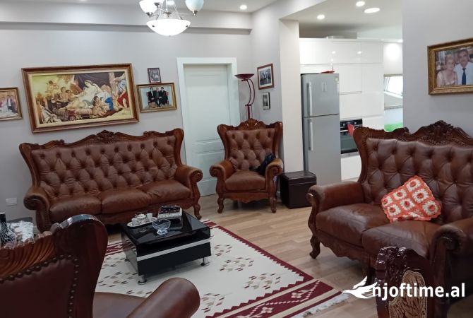 Shtepi ne shitje Apartament ne Tirane, 3+1, Mobilimi E mobiluar, Pagesa 240,000  Euro.
