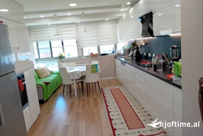Shtepi ne shitje Apartament ne Tirane, 3+1, Mobilimi E mobiluar, Pagesa 240,000  Euro.