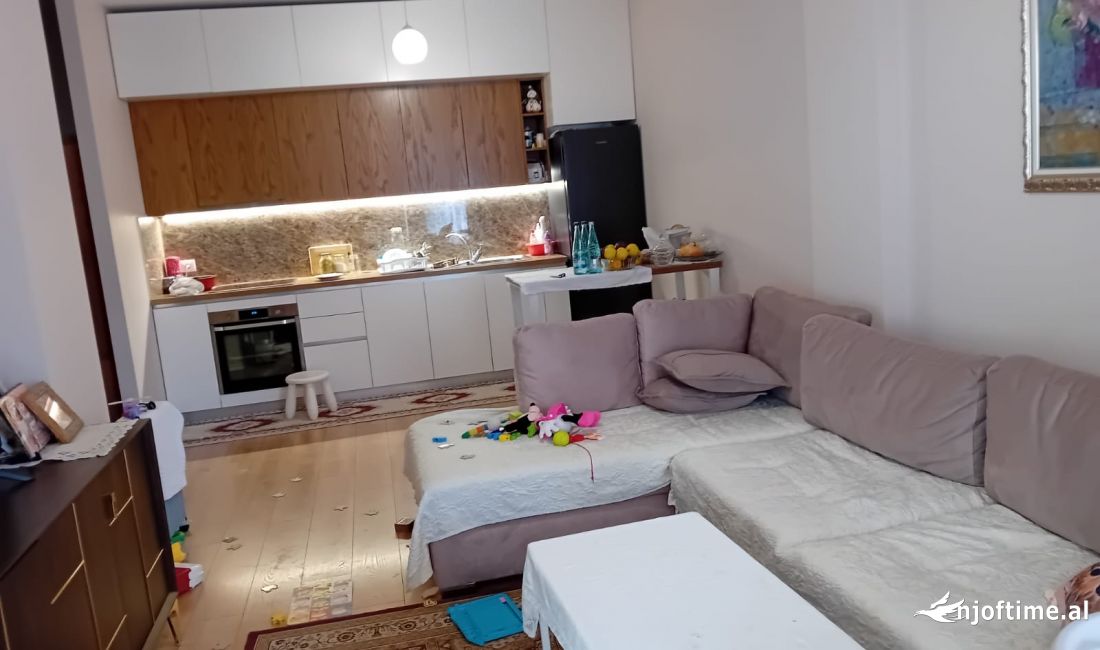 Shtepi ne shitje Apartament ne Tirane, 2+1, Mobilimi E mobiluar, Pagesa 165,000  Euro.