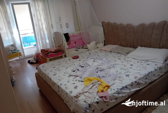 Shtepi ne shitje Apartament ne Tirane, 2+1, Mobilimi E mobiluar, Pagesa 165,000  Euro.