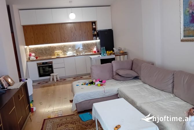 shitet apartament 2+1+1 Kopshti Zologjik 165.000 euro