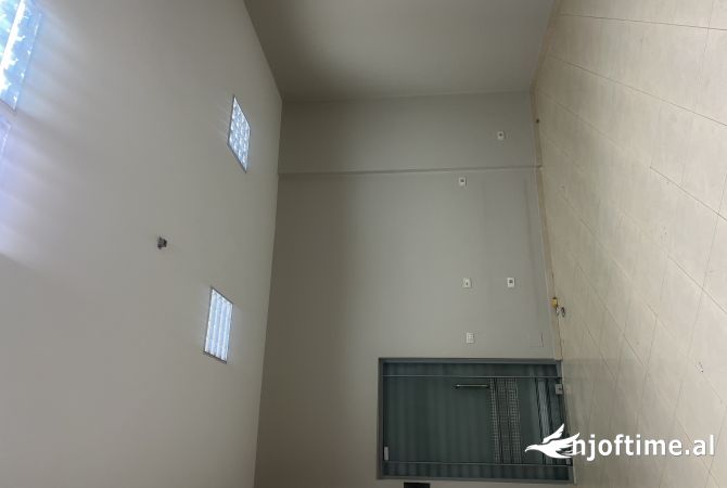 Ambiente Commerciale in Affitto 1+1 a Tirana - 30,000 Leke