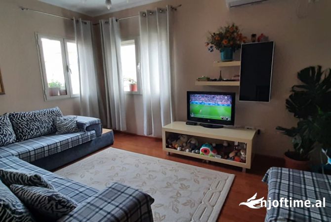 Jepet me qira 2+1 prane Restorant Fresku 45.000 leke