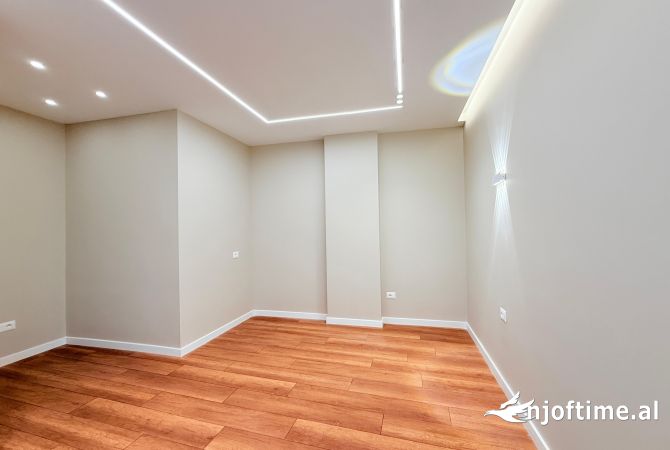 Shtepi ne shitje Apartament ne Tirane, 1+1, Mobilimi Bosh, pa mobiluar, Pagesa 135,000  Euro.