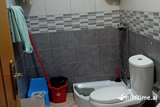 Shtepi ne shitje Apartament ne Tirane, 1+1, Mobilimi E mobiluar, Pagesa 104,000  Euro.