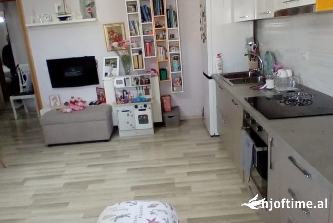 Shtepi ne shitje Apartament ne Tirane, 1+1, Mobilimi E mobiluar, Pagesa 104,000  Euro.