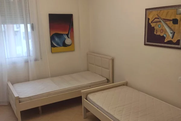 Shtepi me qera Apartament ne Tirane, 3+1, Mobilimi E mobiluar, Pagesa 750  Euro.