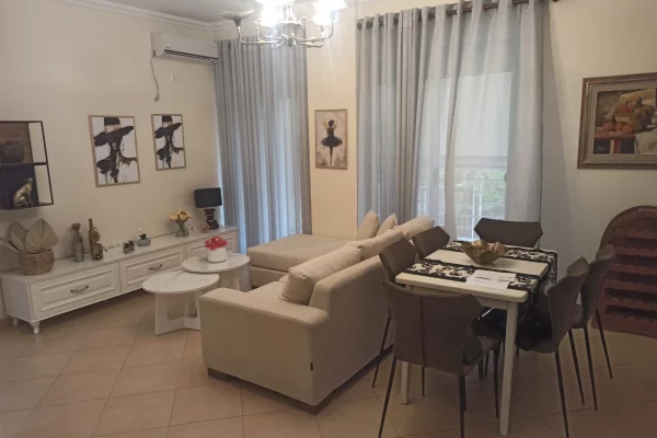 Shtepi me qera Apartament ne Tirane, 3+1, Mobilimi E mobiluar, Pagesa 750  Euro.