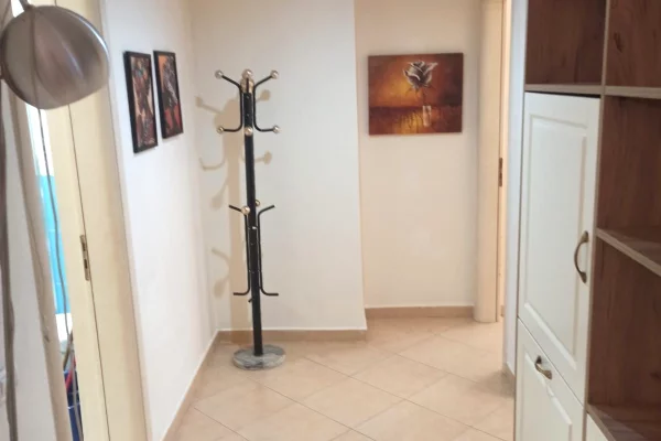 Shtepi me qera Apartament ne Tirane, 3+1, Mobilimi E mobiluar, Pagesa 750  Euro.