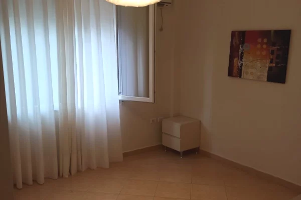 Shtepi me qera Apartament ne Tirane, 3+1, Mobilimi E mobiluar, Pagesa 750  Euro.