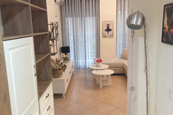 Shtepi me qera Apartament ne Tirane, 3+1, Mobilimi E mobiluar, Pagesa 750  Euro.