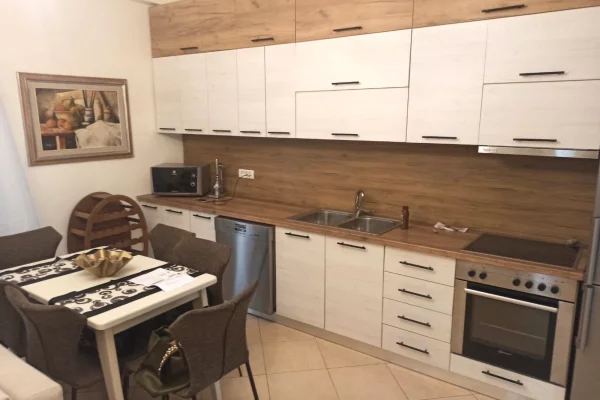 Shtepi me qera Apartament ne Tirane, 3+1, Mobilimi E mobiluar, Pagesa 750  Euro.