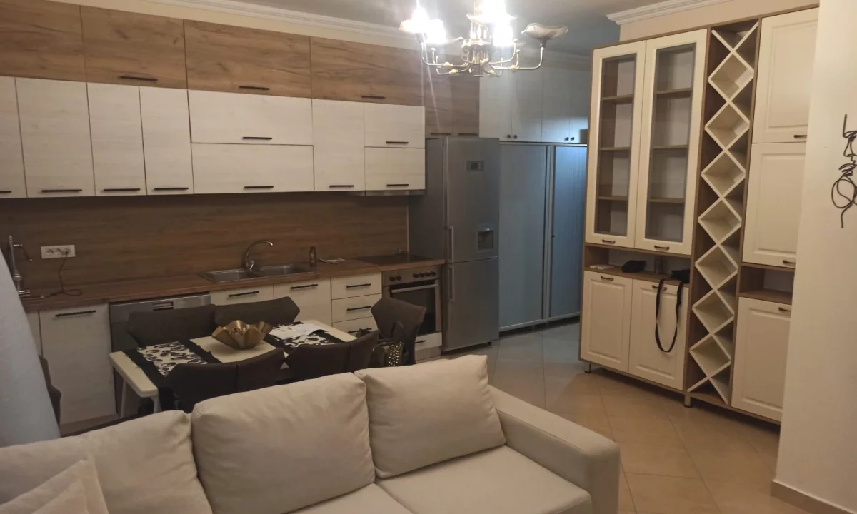 Shtepi me qera Apartament ne Tirane, 3+1, Mobilimi E mobiluar, Pagesa 750  Euro.