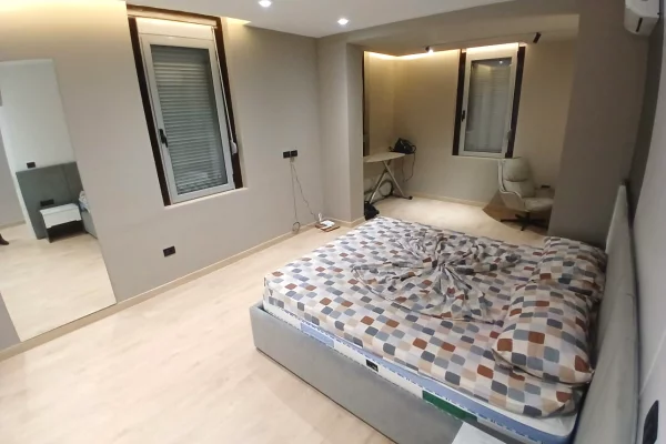Shtepi me qera Apartament ne Tirane, 3+1, Mobilimi E mobiluar, Pagesa 1,200  Euro.