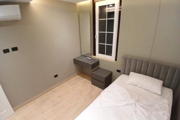 Shtepi me qera Apartament ne Tirane, 3+1, Mobilimi E mobiluar, Pagesa 1,200  Euro.