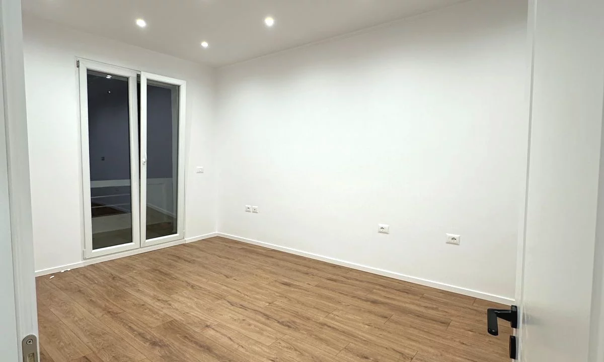 Shtepi ne shitje Apartament ne Tirane, 2+1, Mobilimi Bosh, pa mobiluar, Pagesa 168,000  Euro.