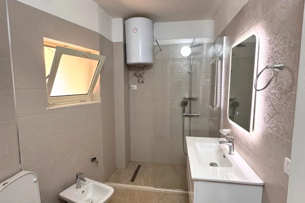 Shtepi me qera Apartament ne Tirane, 2+1, Mobilimi E mobiluar, Pagesa 75,000  Leke.