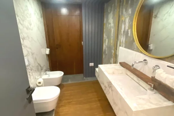 Shtepi me qera Apartament ne Tirane, 3+1, Mobilimi E mobiluar, Pagesa 1,700  Euro.