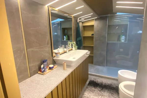 Shtepi me qera Apartament ne Tirane, 3+1, Mobilimi E mobiluar, Pagesa 1,700  Euro.