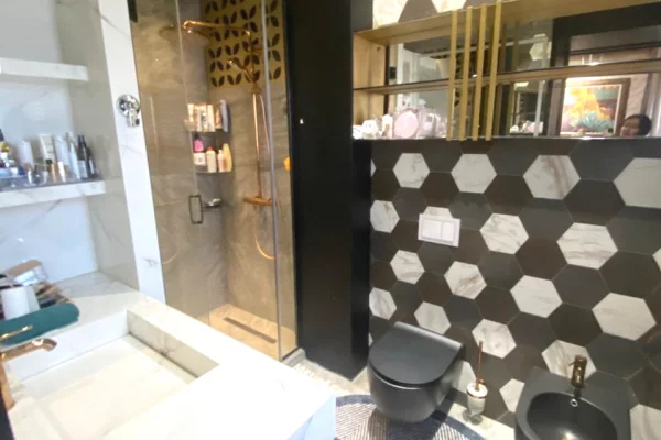 Shtepi me qera Apartament ne Tirane, 3+1, Mobilimi E mobiluar, Pagesa 1,700  Euro.