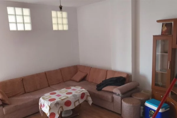 Shtepi me qera Apartament ne Tirane, 2+1, Mobilimi E mobiluar, Pagesa 50,000  Leke.