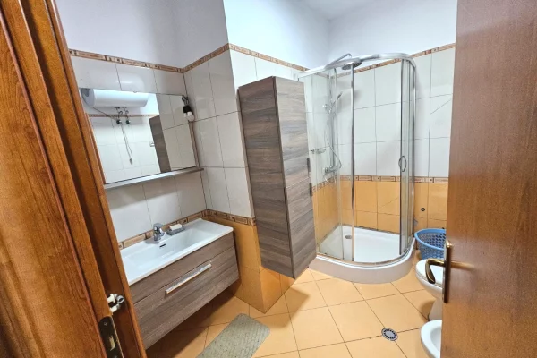 Shtepi me qera Apartament ne Tirane, 3+1, Mobilimi E mobiluar, Pagesa 70,000  Leke.