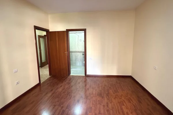Shtepi me qera Apartament ne Tirane, 2+1, Mobilimi Bosh, pa mobiluar, Pagesa 65,000  Leke.