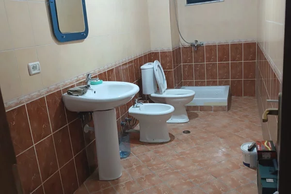 Shtepi me qera Apartament ne Tirane, 2+1, Mobilimi Bosh, pa mobiluar, Pagesa 65,000  Leke.